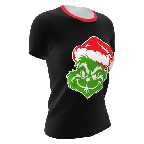 Camisa preta com gola vermelha, estampa grande de monstro verde sorridente usando gorro de Natal na frente, costas lisas e mangas sem detalhes.