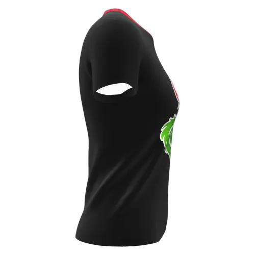 Camisa preta com gola vermelha, estampa grande de monstro verde sorridente usando gorro de Natal na frente, costas lisas e mangas sem detalhes.