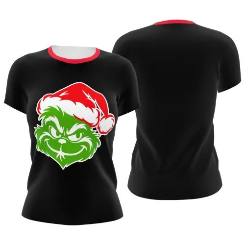 Camisa preta com gola vermelha, estampa grande de monstro verde sorridente usando gorro de Natal na frente, costas lisas e mangas sem detalhes.
