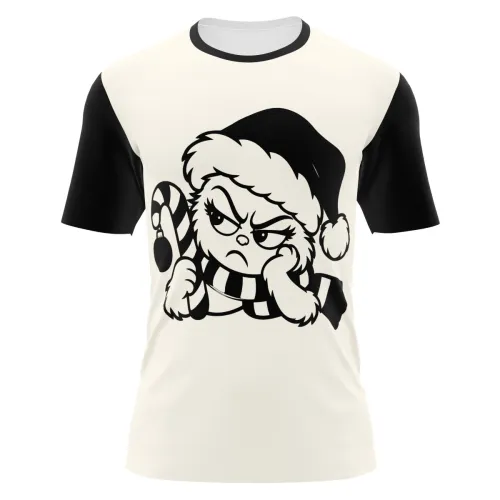 Camisa com estampa natalina divertida, trazendo personagem rabugento de gorro de Papai Noel e cachecol, com mangas e gola pretas, cobrindo toda a peça, frente e costas.