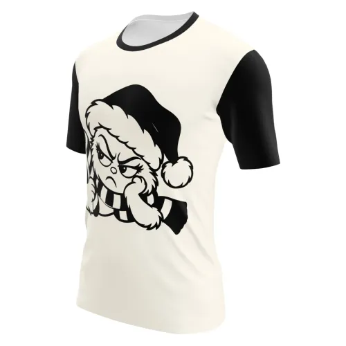 Camisa com estampa natalina divertida, trazendo personagem rabugento de gorro de Papai Noel e cachecol, com mangas e gola pretas, cobrindo toda a peça, frente e costas.
