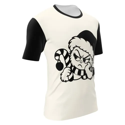 Camisa com estampa natalina divertida, trazendo personagem rabugento de gorro de Papai Noel e cachecol, com mangas e gola pretas, cobrindo toda a peça, frente e costas.