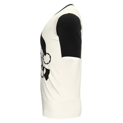Camisa com estampa natalina divertida, trazendo personagem rabugento de gorro de Papai Noel e cachecol, com mangas e gola pretas, cobrindo toda a peça, frente e costas.