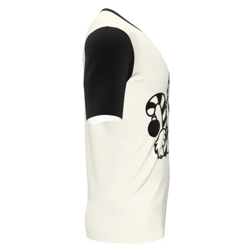 Camisa com estampa natalina divertida, trazendo personagem rabugento de gorro de Papai Noel e cachecol, com mangas e gola pretas, cobrindo toda a peça, frente e costas.