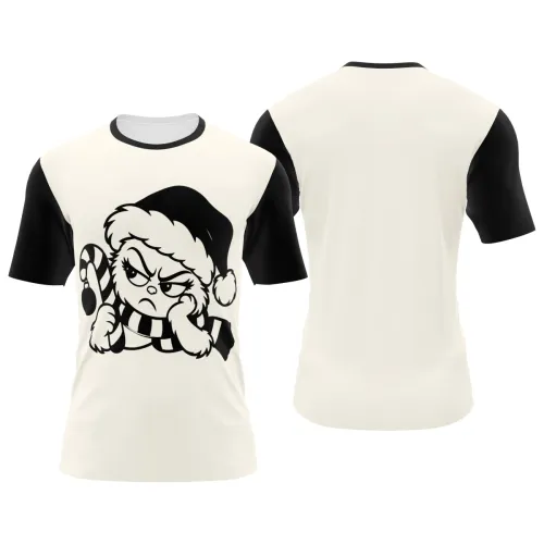 Camisa com estampa natalina divertida, trazendo personagem rabugento de gorro de Papai Noel e cachecol, com mangas e gola pretas, cobrindo toda a peça, frente e costas.