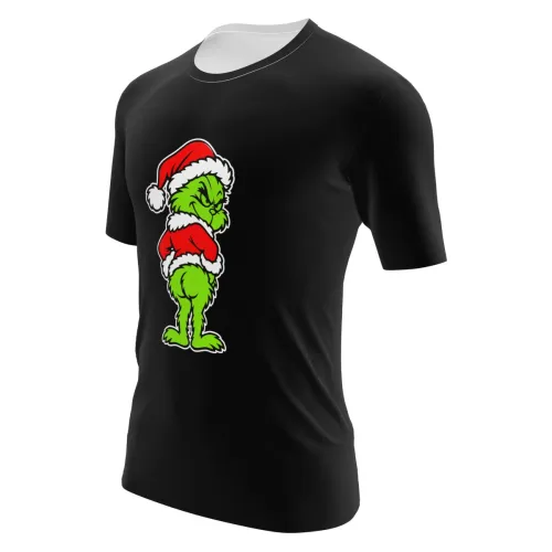 Camisa preta estampada na frente com personagem natalino verde rabugento usando gorro e roupa de Papai Noel, cobrindo toda a peça, incluindo mangas e gola.