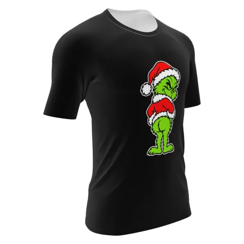 Camisa preta estampada na frente com personagem natalino verde rabugento usando gorro e roupa de Papai Noel, cobrindo toda a peça, incluindo mangas e gola.