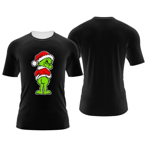 Camisa preta estampada na frente com personagem natalino verde rabugento usando gorro e roupa de Papai Noel, cobrindo toda a peça, incluindo mangas e gola.
