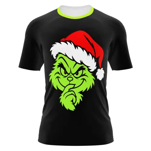 Camisa preta com gola verde neon, trazendo na frente um rosto verde travesso com gorro de Natal vermelho e branco, cobrindo toda a peça, perfeita para o clima natalino divertido.