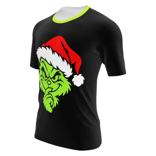Camisa preta com gola verde neon, trazendo na frente um rosto verde travesso com gorro de Natal vermelho e branco, cobrindo toda a peça, perfeita para o clima natalino divertido.