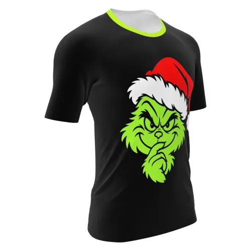 Camisa preta com gola verde neon, trazendo na frente um rosto verde travesso com gorro de Natal vermelho e branco, cobrindo toda a peça, perfeita para o clima natalino divertido.