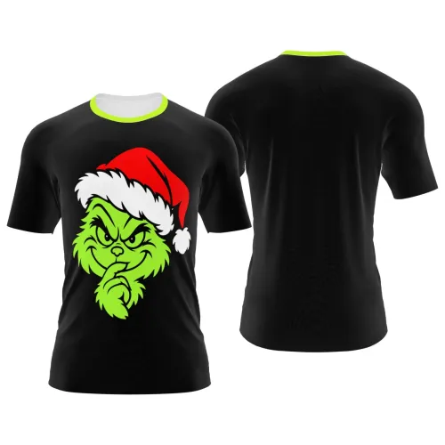 Camisa preta com gola verde neon, trazendo na frente um rosto verde travesso com gorro de Natal vermelho e branco, cobrindo toda a peça, perfeita para o clima natalino divertido.