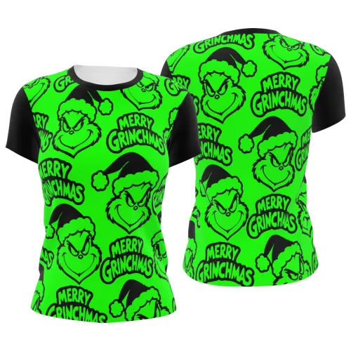 Camisa inteira estampada com fundo verde vibrante, carinhas travessas do Grinch usando gorro de Natal e a frase Merry Grinchmas repetida, com mangas e gola pretas.