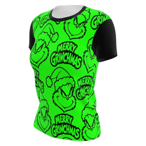 Camisa inteira estampada com fundo verde vibrante, carinhas travessas do Grinch usando gorro de Natal e a frase Merry Grinchmas repetida, com mangas e gola pretas.