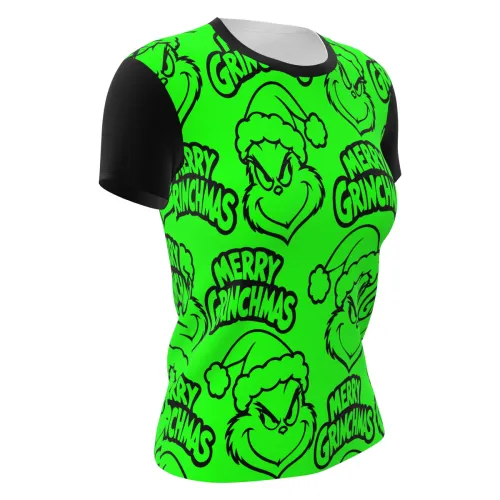 Camisa inteira estampada com fundo verde vibrante, carinhas travessas do Grinch usando gorro de Natal e a frase Merry Grinchmas repetida, com mangas e gola pretas.