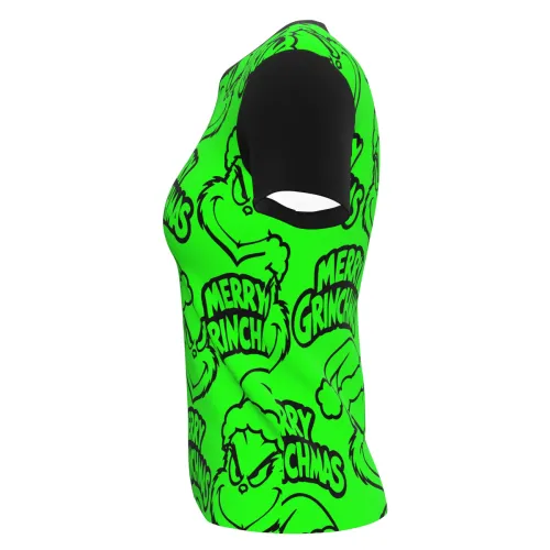 Camisa inteira estampada com fundo verde vibrante, carinhas travessas do Grinch usando gorro de Natal e a frase Merry Grinchmas repetida, com mangas e gola pretas.