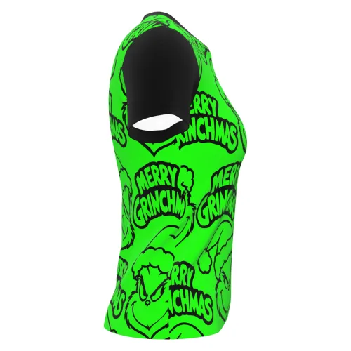 Camisa inteira estampada com fundo verde vibrante, carinhas travessas do Grinch usando gorro de Natal e a frase Merry Grinchmas repetida, com mangas e gola pretas.
