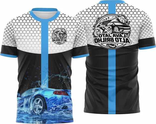 Camisa branca com logo no peito e estampa grande nas costas mostrando elementos relacionados a lava rápido, destacando detalhes vibrantes e design moderno com toque urbano.