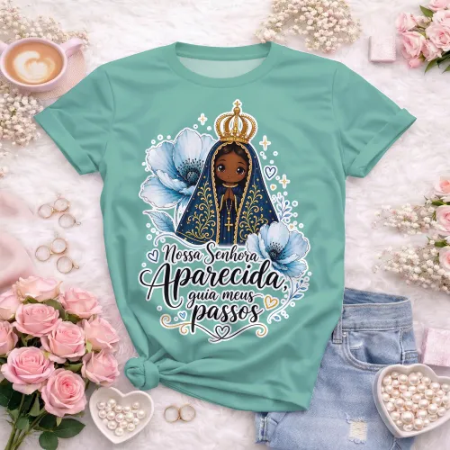 Camiseta rosa com arte religiosa de Nossa Senhora Aparecida e composição floral