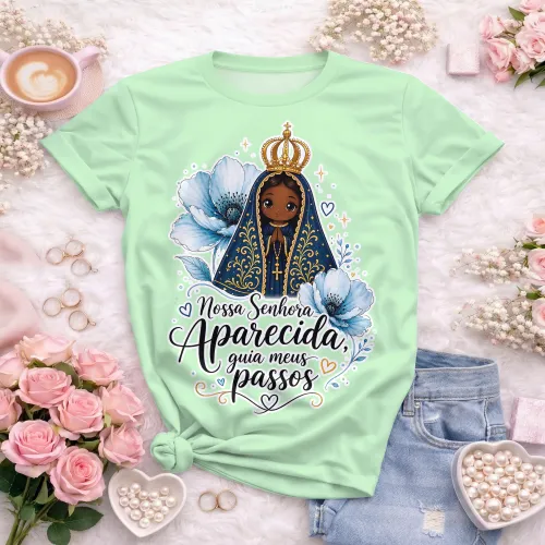 Arte de camiseta católica com Nossa Senhora Aparecida, flores grandes e elementos delicados
