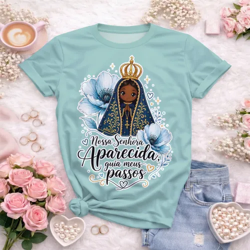 Arte católica com Nossa Senhora Aparecida, flores azuis e elementos delicados de fé
