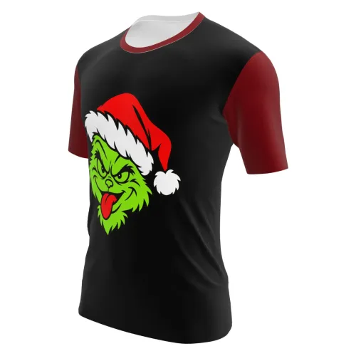 Camisa preta com mangas vermelhas, gola branca e estampa natalina divertida de rosto verde com expressão irreverente e gorro de Papai Noel na frente, cobrindo toda a peça.