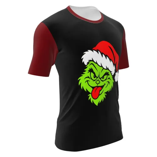 Camisa preta com mangas vermelhas, gola branca e estampa natalina divertida de rosto verde com expressão irreverente e gorro de Papai Noel na frente, cobrindo toda a peça.
