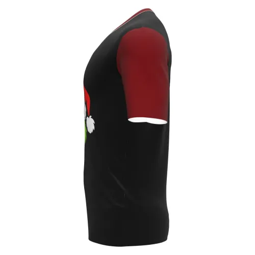 Camisa preta com mangas vermelhas, gola branca e estampa natalina divertida de rosto verde com expressão irreverente e gorro de Papai Noel na frente, cobrindo toda a peça.
