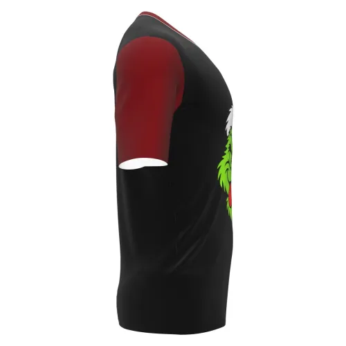 Camisa preta com mangas vermelhas, gola branca e estampa natalina divertida de rosto verde com expressão irreverente e gorro de Papai Noel na frente, cobrindo toda a peça.