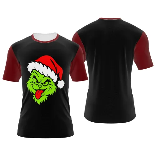 Camisa preta com mangas vermelhas, gola branca e estampa natalina divertida de rosto verde com expressão irreverente e gorro de Papai Noel na frente, cobrindo toda a peça.