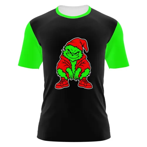 Camisa com fundo preto, mangas e gola verdes, e um monstrinho natalino estilizado em vermelho e verde na frente, com visual streetwear moderno e divertido, cobrindo toda a peça.