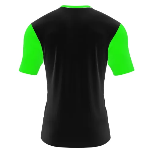 Camisa com fundo preto, mangas e gola verdes, e um monstrinho natalino estilizado em vermelho e verde na frente, com visual streetwear moderno e divertido, cobrindo toda a peça.