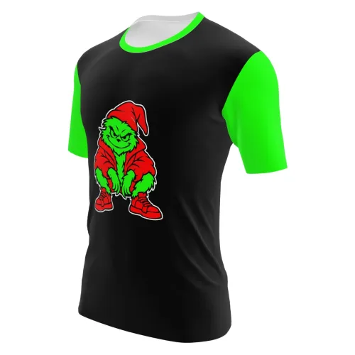 Camisa com fundo preto, mangas e gola verdes, e um monstrinho natalino estilizado em vermelho e verde na frente, com visual streetwear moderno e divertido, cobrindo toda a peça.