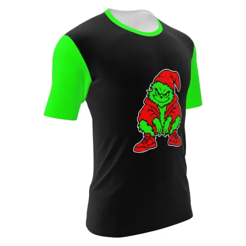 Camisa com fundo preto, mangas e gola verdes, e um monstrinho natalino estilizado em vermelho e verde na frente, com visual streetwear moderno e divertido, cobrindo toda a peça.