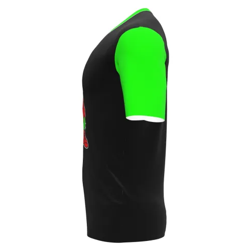 Camisa com fundo preto, mangas e gola verdes, e um monstrinho natalino estilizado em vermelho e verde na frente, com visual streetwear moderno e divertido, cobrindo toda a peça.