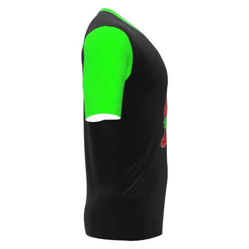 Camisa com fundo preto, mangas e gola verdes, e um monstrinho natalino estilizado em vermelho e verde na frente, com visual streetwear moderno e divertido, cobrindo toda a peça.