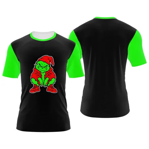 Camisa com fundo preto, mangas e gola verdes, e um monstrinho natalino estilizado em vermelho e verde na frente, com visual streetwear moderno e divertido, cobrindo toda a peça.