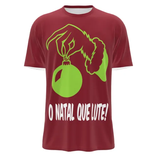Camisa natalina vermelha com estampa frontal de mão peluda verde segurando uma bola de Natal e a frase O NATAL QUE LUTE, cobrindo toda a peça, incluindo mangas e gola.