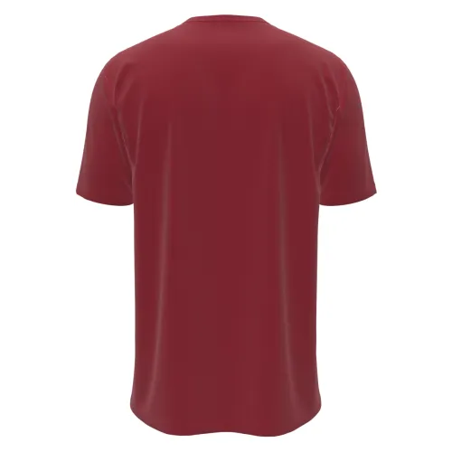 Camisa natalina vermelha com estampa frontal de mão peluda verde segurando uma bola de Natal e a frase O NATAL QUE LUTE, cobrindo toda a peça, incluindo mangas e gola.