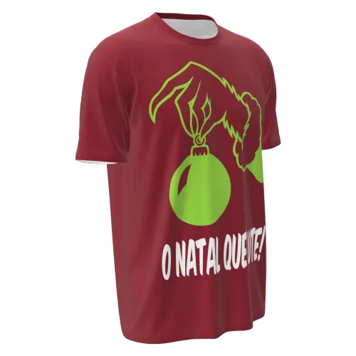 Camisa natalina vermelha com estampa frontal de mão peluda verde segurando uma bola de Natal e a frase O NATAL QUE LUTE, cobrindo toda a peça, incluindo mangas e gola.