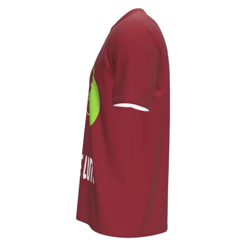 Camisa natalina vermelha com estampa frontal de mão peluda verde segurando uma bola de Natal e a frase O NATAL QUE LUTE, cobrindo toda a peça, incluindo mangas e gola.