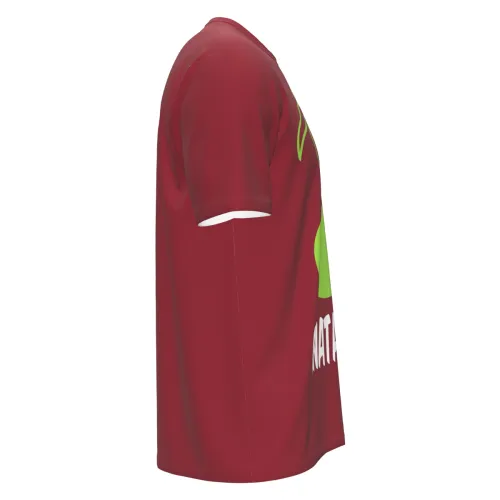 Camisa natalina vermelha com estampa frontal de mão peluda verde segurando uma bola de Natal e a frase O NATAL QUE LUTE, cobrindo toda a peça, incluindo mangas e gola.