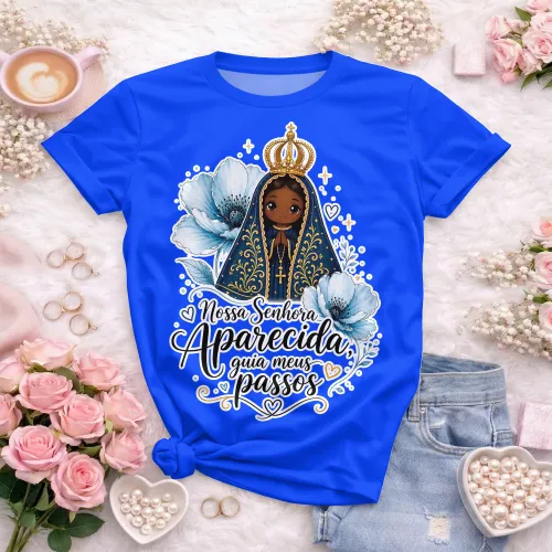 Arte religiosa com Nossa Senhora Aparecida coroada, manto azul e flores em volta