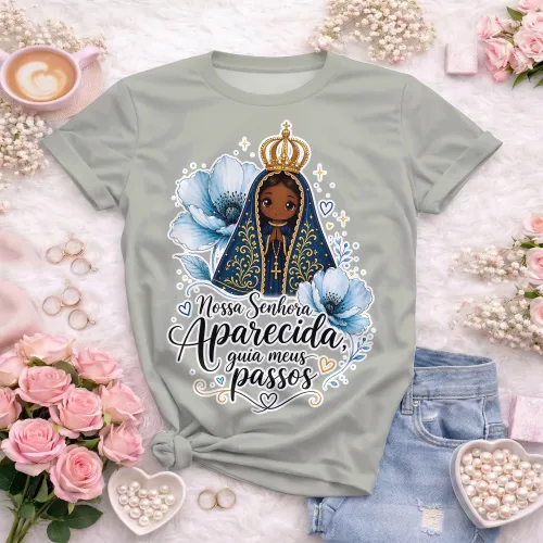 Camiseta rosa com Nossa Senhora Aparecida, flores azuis e lettering guia meus passos