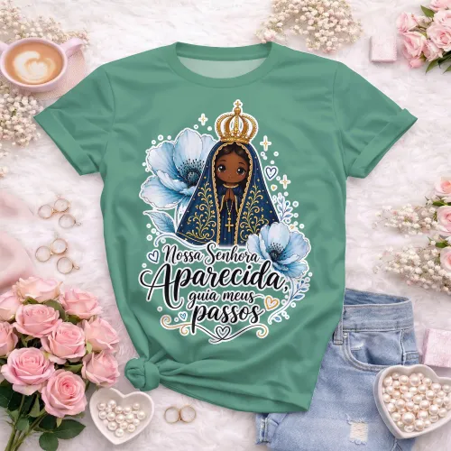 Arte religiosa com Nossa Senhora Aparecida usando manto azul bordado e flores ao redor