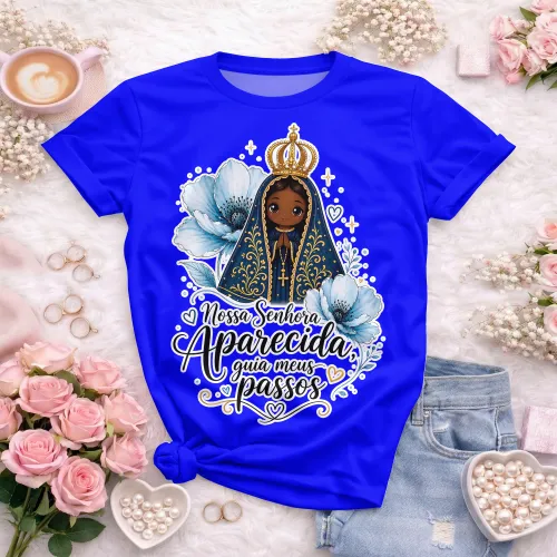 Arte de Nossa Senhora Aparecida em camiseta rosa com flores azuis e visual delicado