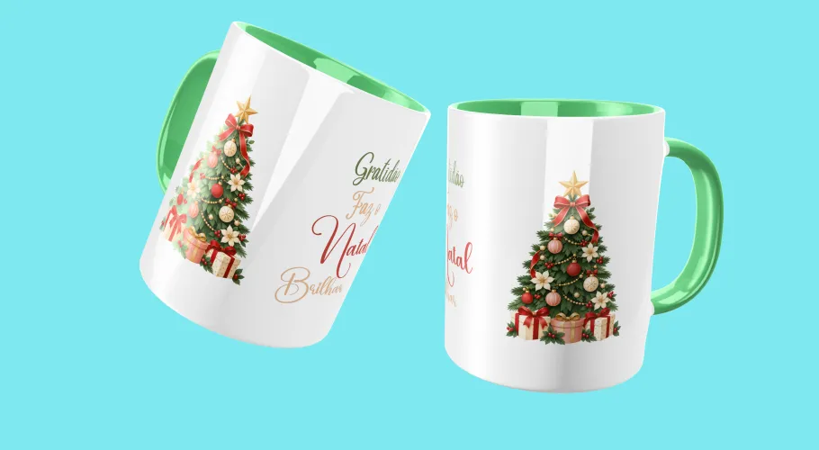 A caneca apresenta uma árvore de Natal colorida repleta de detalhes natalinos e pequenos enfeites, resultando em uma peça vibrante que destaca o espírito festivo.