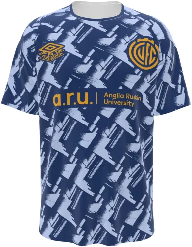 Camisa de pré-jogo do Cambridge United 2026 - 2027 azul com pinceladas cruzadas, frente e costas
