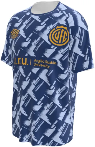 Camisa de pré-jogo do Cambridge United 2026 - 2027 azul com pinceladas cruzadas, frente e costas