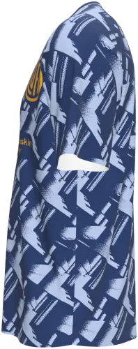 Camisa de pré-jogo do Cambridge United 2026 - 2027 azul com pinceladas cruzadas, frente e costas